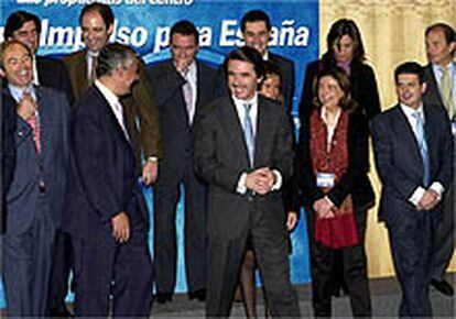 El presidente del Gobierno José María Aznar, acompañado de algunos de los miembros del nuevo Comité Ejecutivo