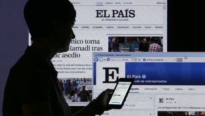 Una usuaria de m&oacute;vil se conecta a EL PA&Iacute;S. 