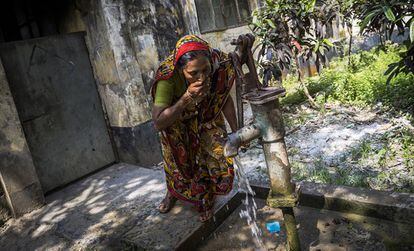 Rokeya bebe de un pozo instalado por el Gobierno. Ella cree que es seguro, pero un análisis posterior reveló que el agua también estaba contaminada por arsénico.