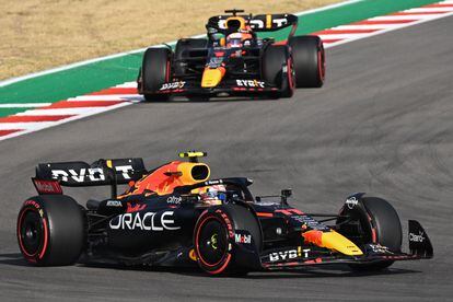 Sergio Pérez y Max Verstappen al mando de sus Red Bull durante una carrera de esta temporada.