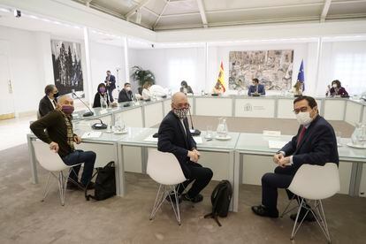 From left to right, the general secretaries of the UGT, Pepe Álvarez;  and from CCOO, Unai Sordo;  together with the president of the CEOE, Antonio Garamendi, in a meeting on March 7.