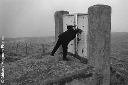 El director de cine Abbas Kiarostami en las alturas de la capital iraní.