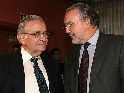 Luis Ángel Rojo (izquierda) junto a Pedro Solbes en el Club Siglo XXI.