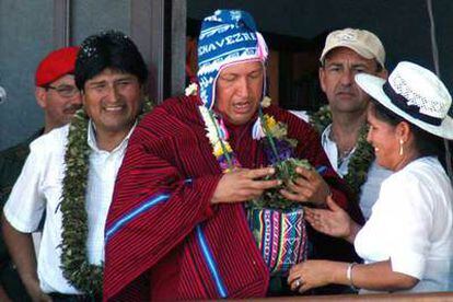 La senadora boliviana Leonilda Zurita entrega al presidente de Venezuela, Hugo Chávez, una chuspa llena de hojas de coca, ante la mirada del presidente de Bolivia, Evo Morales, y el vicepresidente de Cuba, Carlos Lage.