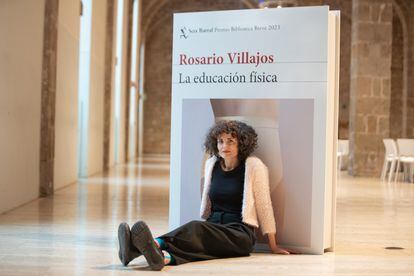 La escritora Rosario Villajos, tras ganar el premio Biblioteca Breve de Seix Barral, el pasado 6 de febrero en Barcelona.