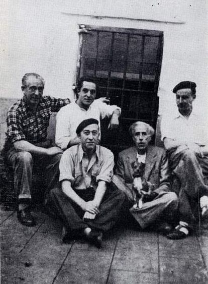 Julián Besteiro (con un perro) y otros presos en la cárcel de Carmona en 1940.