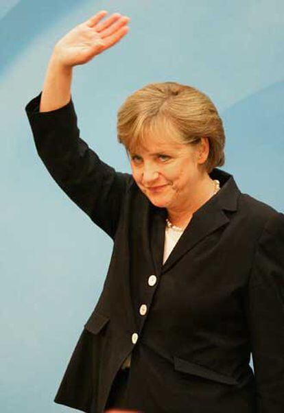 Angela Merkel saluda a sus partidarios tras conocerse los primeros resultados de las elecciones.