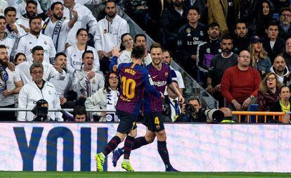 Rakitic festeja junto a Messi su gol en el último Clásico en LaLiga.