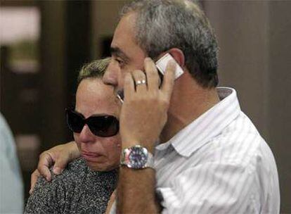 Una pareja espera en el aeropuerto Tom Jobin de Río de Janeiro para recibir información sobre el Airbus desaparecido.