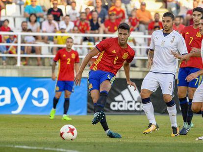 Mikel Merino define en el primer gol de la sub-21. 