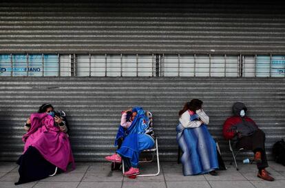 Pensionados esperan en fila a las afueras de un banco en Buenos Aires.