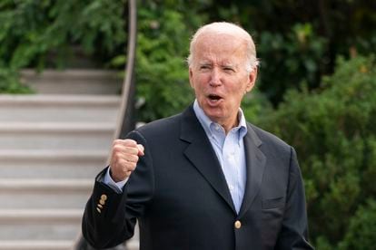 Joe Biden, al salir esta mañana de la Casa Blanca para dirigirse a su casa en la playa de Rehoboth (Delaware), tras su reciente aislamiento.