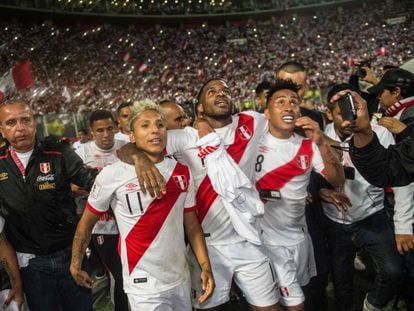 Ruidiaz, Farfán y Cueva celebran la victoria.