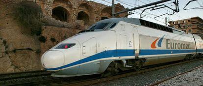 Tren de Euromed a su paso por Tarragona.