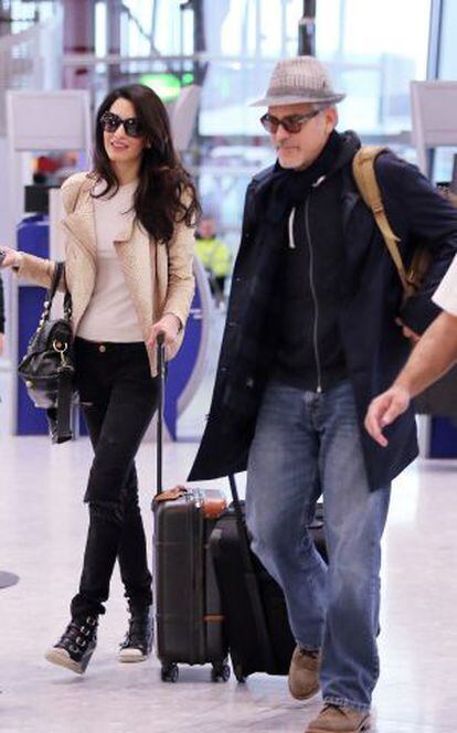 George Clooney y Amal, en el aeropuerto de Londres.