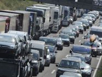 Una multitud de camiones y coches atascan la autopista A2 a su paso por Gross Munzel (Alemania). 