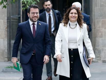 El president Pere Aragonès y la consejera de la Presidencia, Laura Vilagrà, a su llegada a la reunión del Palau. / Andreu Dalmau (EFE)