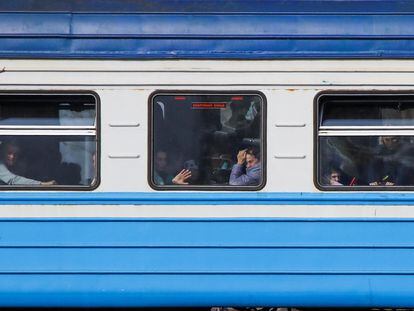 Decenas de ciudadanos ucranios cruzan en tren desde Ucrania a Polonia, el jueves, por Medyka.