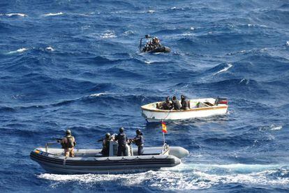 La Armada española detiene a los piratas en aguas del índico.
