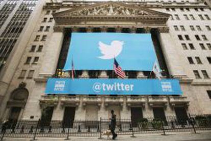 El pajarito de Twitter en la fachada del New York Stock Exchange.
