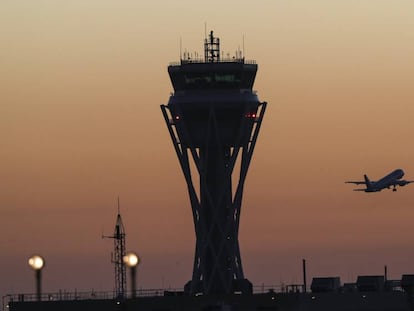 Torre del control de l'aeroport del Prat.