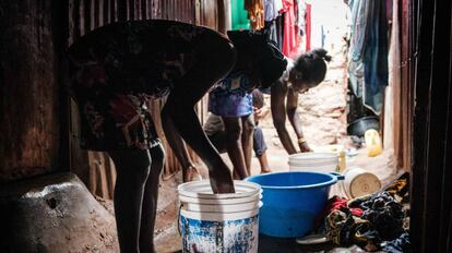 Residentes del barrio chabolista de Raila, junto al slum de Kibera, en Nairobi, el 15 de julio de 2020.