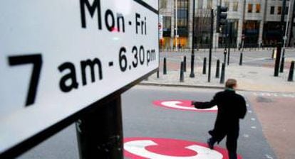 Cartel que delimita la obligación de pagar una tasa de atasco (congestion charge) en Londres.