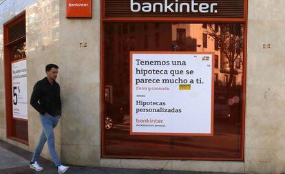 Un cartel anuncia una hipoteca en una sucursal bancaria en Madrid.