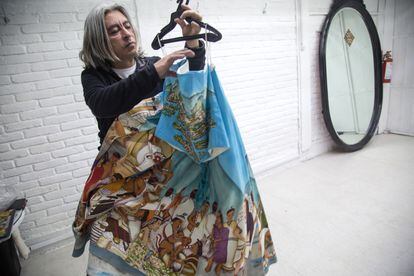 Héctor Gordillo trabaja en uno de sus vestidos desde su nuevo taller. 