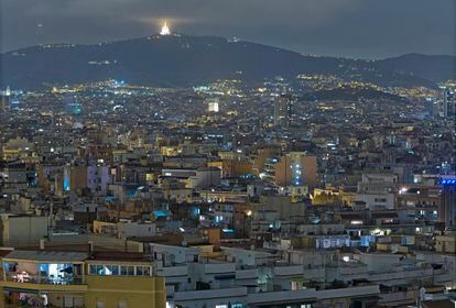 Panoramica nocturna de Barcelona desde Montjuic.