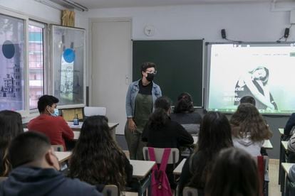 Yaiza Morales, de la plataforma Somos Peculiares, en mayo en el Liceo Castro Peña de Barcelona, donde impartió una clase de educación sexual.