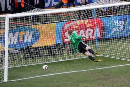 El portero alemán Manuel Neuer cae mientras el balón pasa la línea de gol en el partido del domingo contra Inglaterra. El árbitro no concedió el tanto.