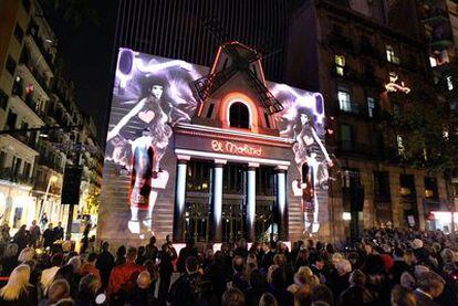 La fachada de El Molino de Barcelona, anoche durante el espectáculo inaugural.