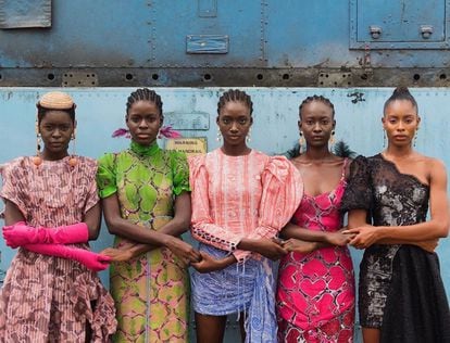 'Modelos dándose las manos', foto de Stephen Tayo (2019) cortesía de Lagos Fashion Week.