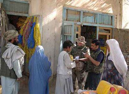 Militares españoles charlan con civiles afganos en un mercadillo en Qala-i-Naw en septiembre de 2006.