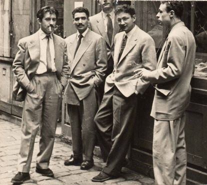 Guy Debord (1931-1994) fue un filósofo, escritor y cineasta de pensamiento revolucionario que fundó la Internacional Situacionista. De izquierda a derecha: Gil Wolman, Mohamed Dahou, Guy Debord e Ivan Chtcheglov, en junio de 1954.
