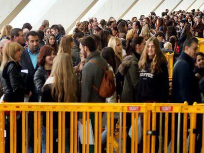 Colas en la Ciudad de las Artes y las Ciencias para el 'casting' de extras de 'Tomorrowland'.