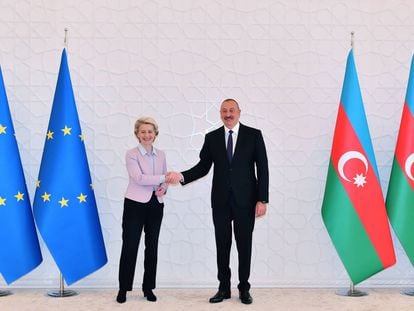 El presidente de Azerbaiyán, Ilham Aliyev, saluda a la presidenta de la Comisión Europea, Ursula von der Leyen, en Baku