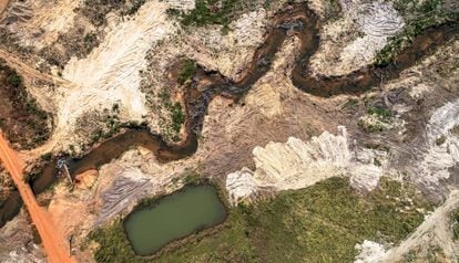 Área deforestada para la construcción de la represa de la hidroeléctrica de Sinop, Mato Grosso, Brasil.