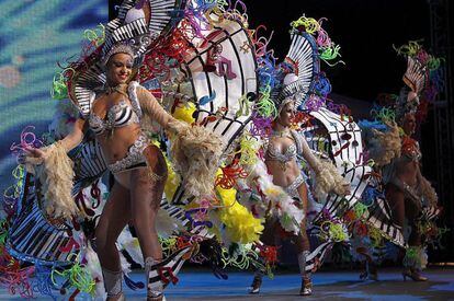 Las bailarinas de 'Los Rumberos' durante su actuación en el concurso de comparsas del Carnaval en Santa Cruz de Tenerife.