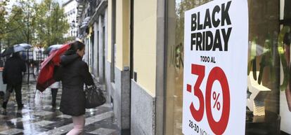 Comercios madrileños con el cartel de descuentos del Black Friday el año pasado.