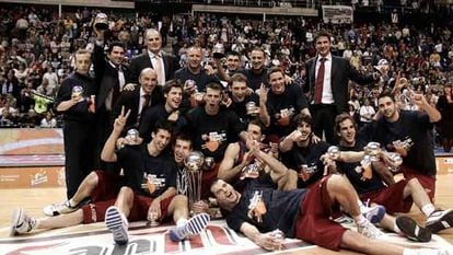 La plantilla y los técnicos del Barça posan con el trofeo conquistado.
