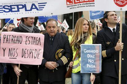 Un grupo de los 200 trabajadores de Air Comet se manifiestan ante la sede del Ministerio de Fomento para exigir su recolocación.