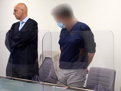 El condenado por el crimen de la gasolinera, este martes en la audiencia provincial de Bad Kreuznach (Alemania) antes de la lectura del veredicto.