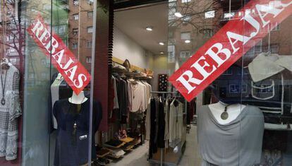 Una tienda de Madrid anuncia rebajas en su escaparate