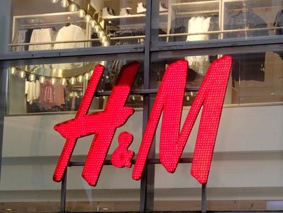 Letrero de una tienda de H&M