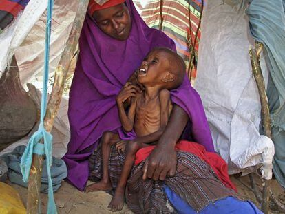 Una mujer y su hijo, desnutrido, a las afueras de Mogadiscio (Somalia), el pasado marzo. 