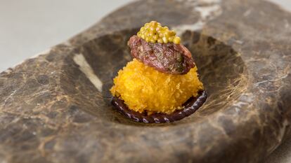 Rovell fregit, steak tartar i moll de l'os de MAE.