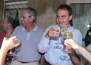 José Luis Rodríguez Zapatero (derecha) y el secretario de los socialistas gallegos, Emilio Pérez, brindan ayer en Rianxo.