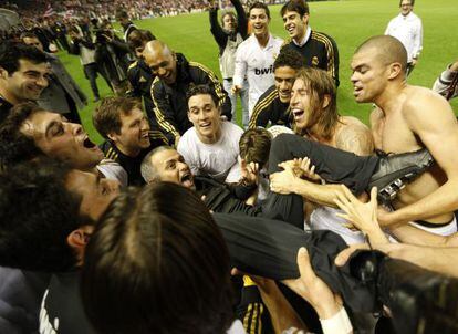 Mourinho y sus jugadores celebran el título de Liga en San Mamés.